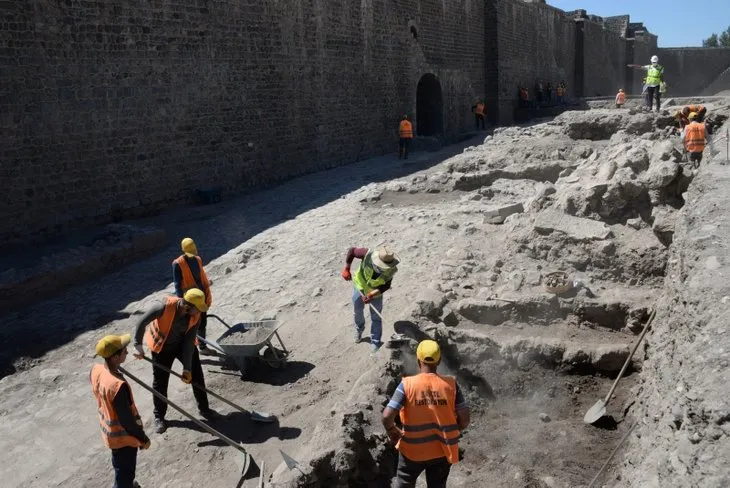 Diyarbakır’da bulunan Amida Höyük’teki Roma Sarayı’nın ’Kral yolu’ gün yüzüne çıkarıldı