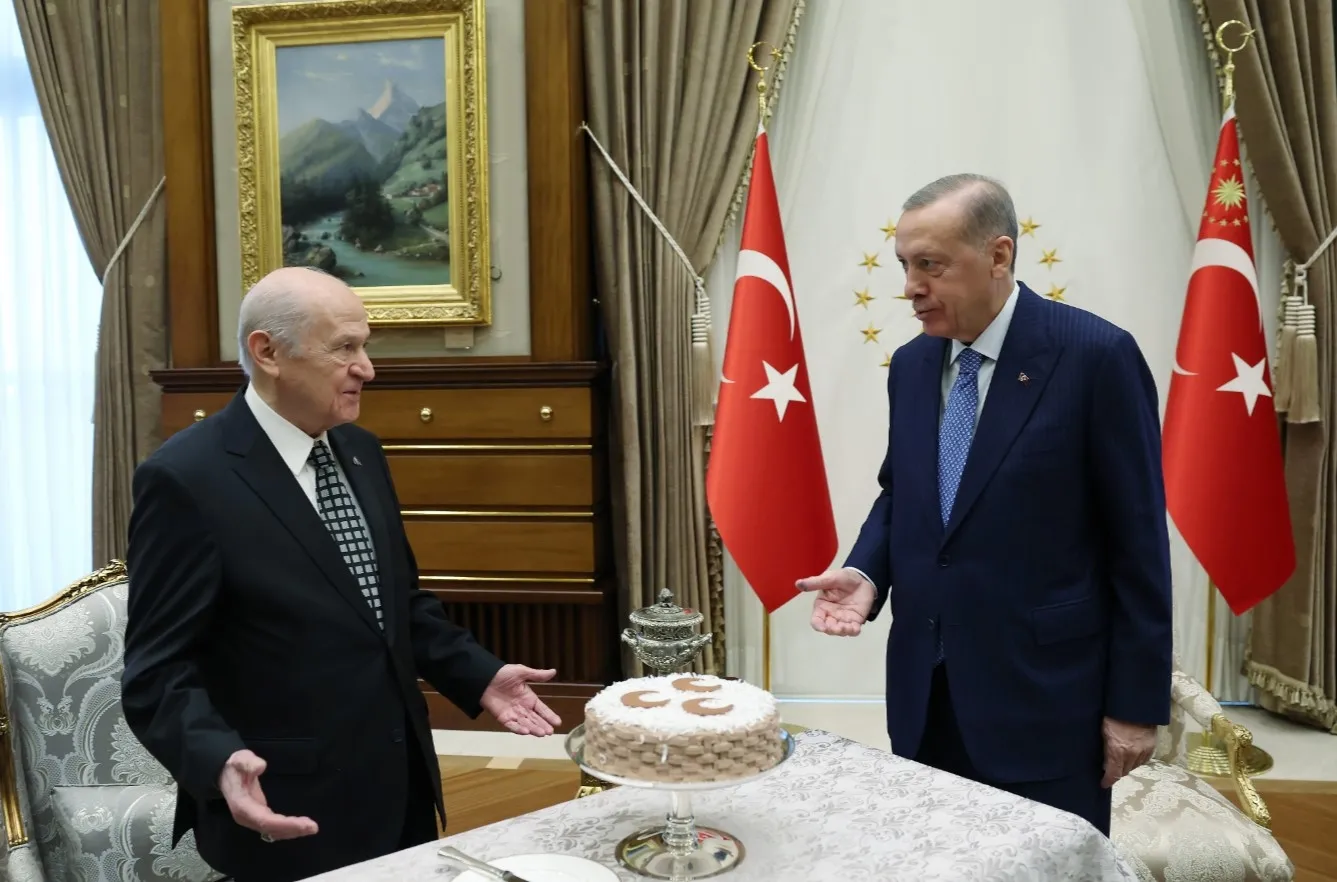 Cumhurbaşkanlığı Külliyesi'nde zirve: Başkan Erdoğan ve Bahçeli'den kritik görüşme! 3 hilalli pasta sürprizi