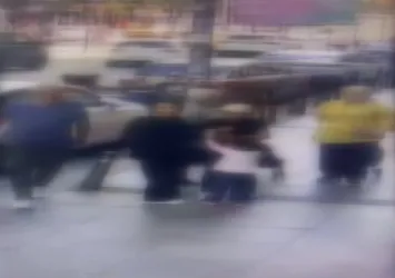 Şişli'de kaldırımda yürüyen kadına kapkaç şoku! Biri elini tuttu diğeri çantayı çaldı