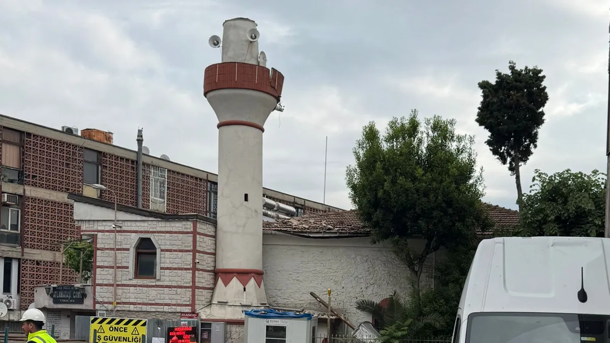Yuh.. Fatih'te Tarihi Caminin Minaresi Restorasyon Sırasında Yıkıldı