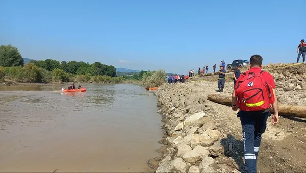 duzceden-aci-haber-selde-kaybolan-kepce-operatorunun-cansiz-bedeni-bulundu-1657091483190.jpg Düzce'den acı haber! Selde kaybolan kepçe operatörünün cansız bedeni bulundu - 2