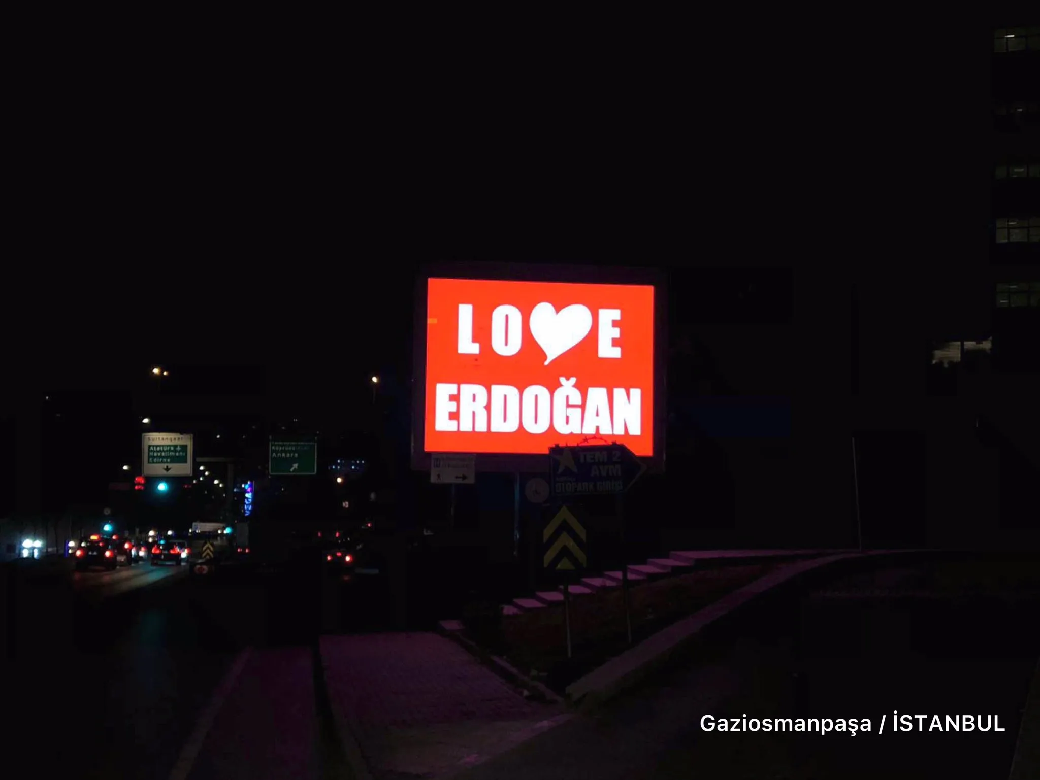 ABD'de FETÖ'cülerin "Stop Erdoğan" skandalına Türkiye'de "Love Erdoğan" yanıtı