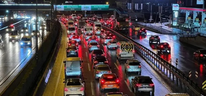 İstanbul’da haftanın son iş gününde trafik yoğunluğu