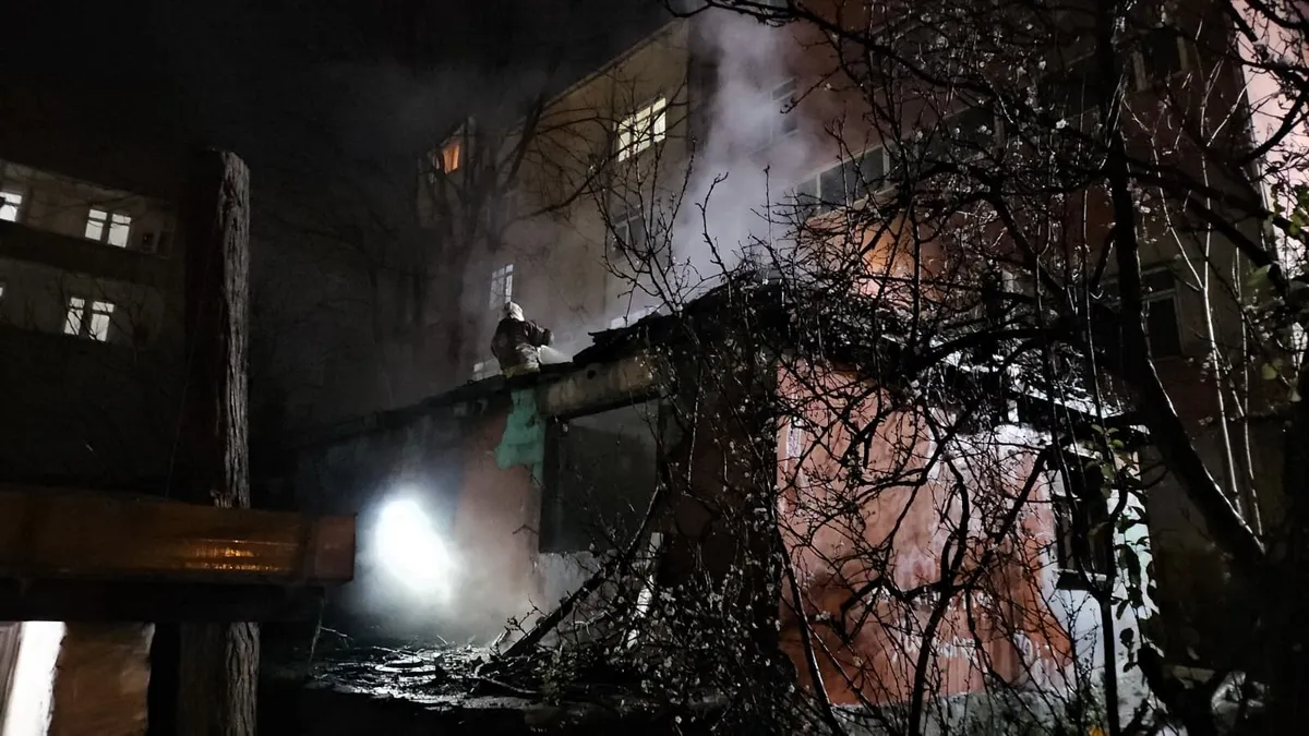 Beyoğlu'nda sokakta kalan evsizler binada yangın çıkardı!