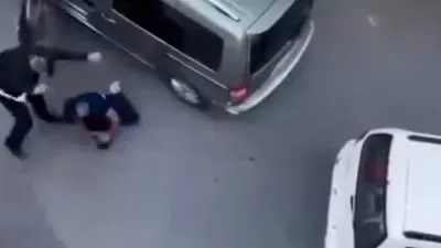 bakan-yerlikaya-duyurdu-yol-verme-kavgasinda-surucuyu-darbeden-saldirgan-gozaltina-alindi-1722284444571.jpeg Yol verme kavgasında sürücüyü darbeden saldırgan gözaltına alındı