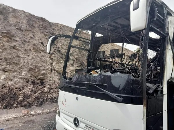 sehirlerarasi-yolcu-otobusunde-yangin-panigi-1650720391460.jpg Şehirlerarası yolcu otobüsünde yangın paniği! - 2