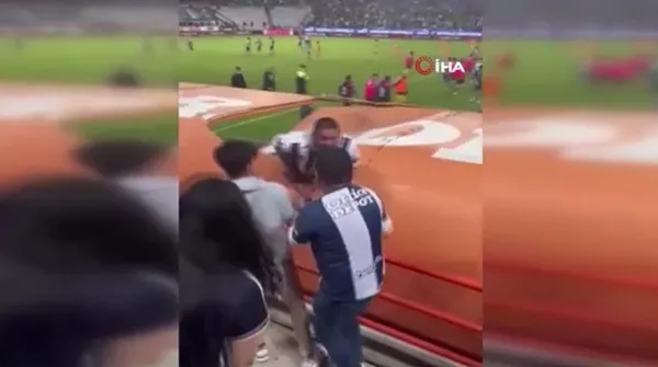Meksika’da şaşkına çeviren olay: Taraftar tribünden yedek kulübesine atladı - 3