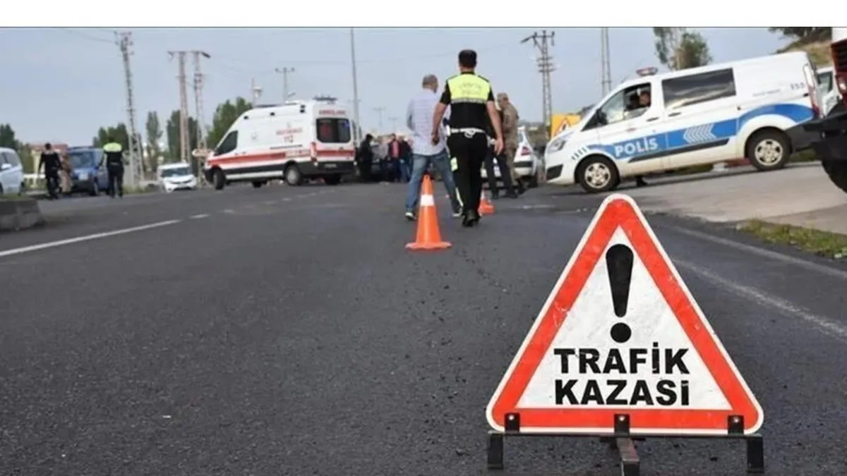 Otomobil ile motosiklet kafa kafaya çarpıştı: 1’i ağır 2 yaralı