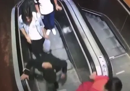 Yürüyen merdivende öyle bir şey yaptılar ki! Güvenlik kamerasında ortaya çıktı