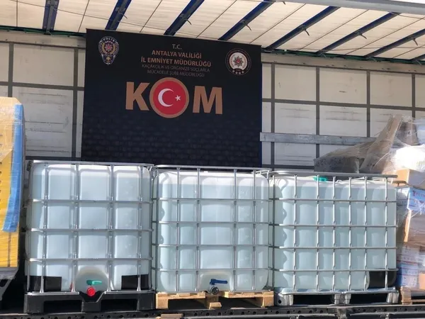 son-dakika-zehir-operasyonu-binlerce-litre-sahte-ve-kacak-icki-ele-gecirildi-1639549703360.jpeg Son dakika: 'Zehir' operasyonu! Binlerce litre sahte ve kaçak içki ele geçirildi - 1