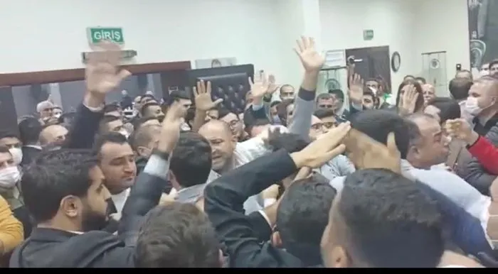 Son dakika: Meclis’te demokrasi katliamı! CHP’li başkan Vahap Seçer yine hakaret etti: Buranın horozu sen misin!