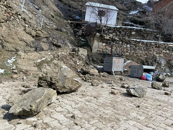 yamactan-kopan-kayalar-sokaga-dustu-otomobil-hasar-gordu-1711205872753.jpg Yamaçtan kopan kayalar sokağa düştü! Otomobil hasar gördü - 1