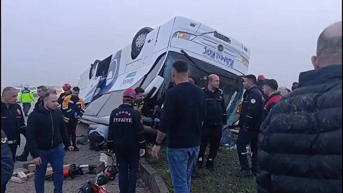 Adana'da bayram sabahı yolcu otobüsü devrildi: Ölü ve yaralılar var