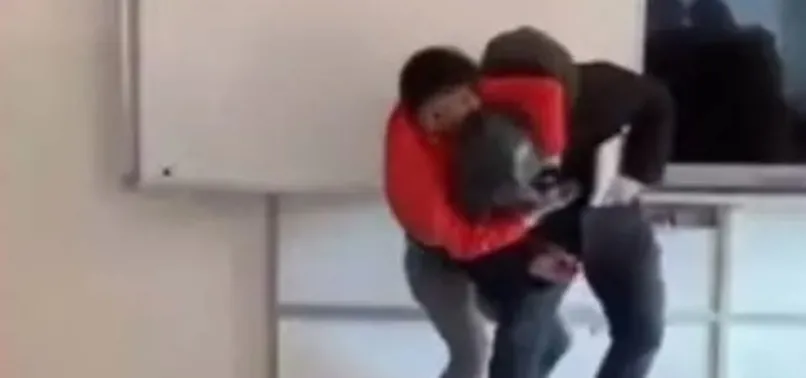 Öğrencinin hadsizliği pes dedirtti! Öğretmeninin başına poşet geçirdiği videoya yazdığı not akıllara durgunluk getirdi