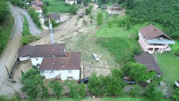 4-ilde-sel-felaketi-evleri-su-basti-yollar-coktu-1625664017202.jpg 4 ilde sel felaketi! Evleri su bastı, yollar çöktü! - 9