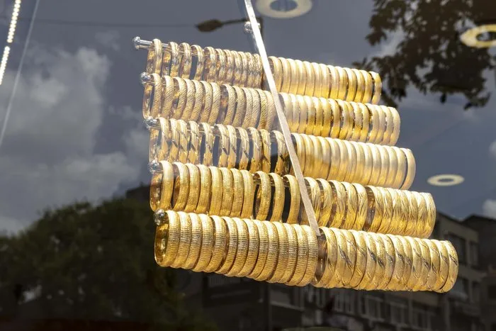 Altının ons fiyatı 4 bin doların altında işlem görmeye başladı. (A Haber arşiv)