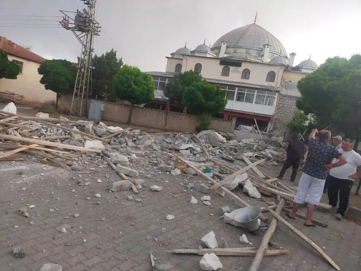 Kırıkkale'de şiddetli fırtına caminin minaresini yıktı