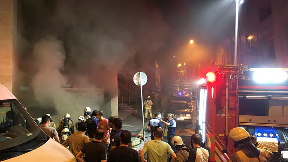 İtfaiye alarma geçti! Yangın kısa sürede her yanı sardı