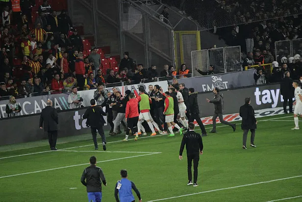 SON DAKİKA! Göztepe Altay maçında olaylar! Göztepe Altay maçı ertelendi mi? Altay kaleci Ozan Evrim Özenç sağlık durumu nasıl?