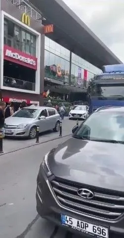 Ekrem İmamoğlu ve ’hizmet’ kelimesi uyuşmuyor! İstanbullu vatandaş canından bezdi! Bakırköy’de 4 yıldır tamamlanamayan kaldırımlar...