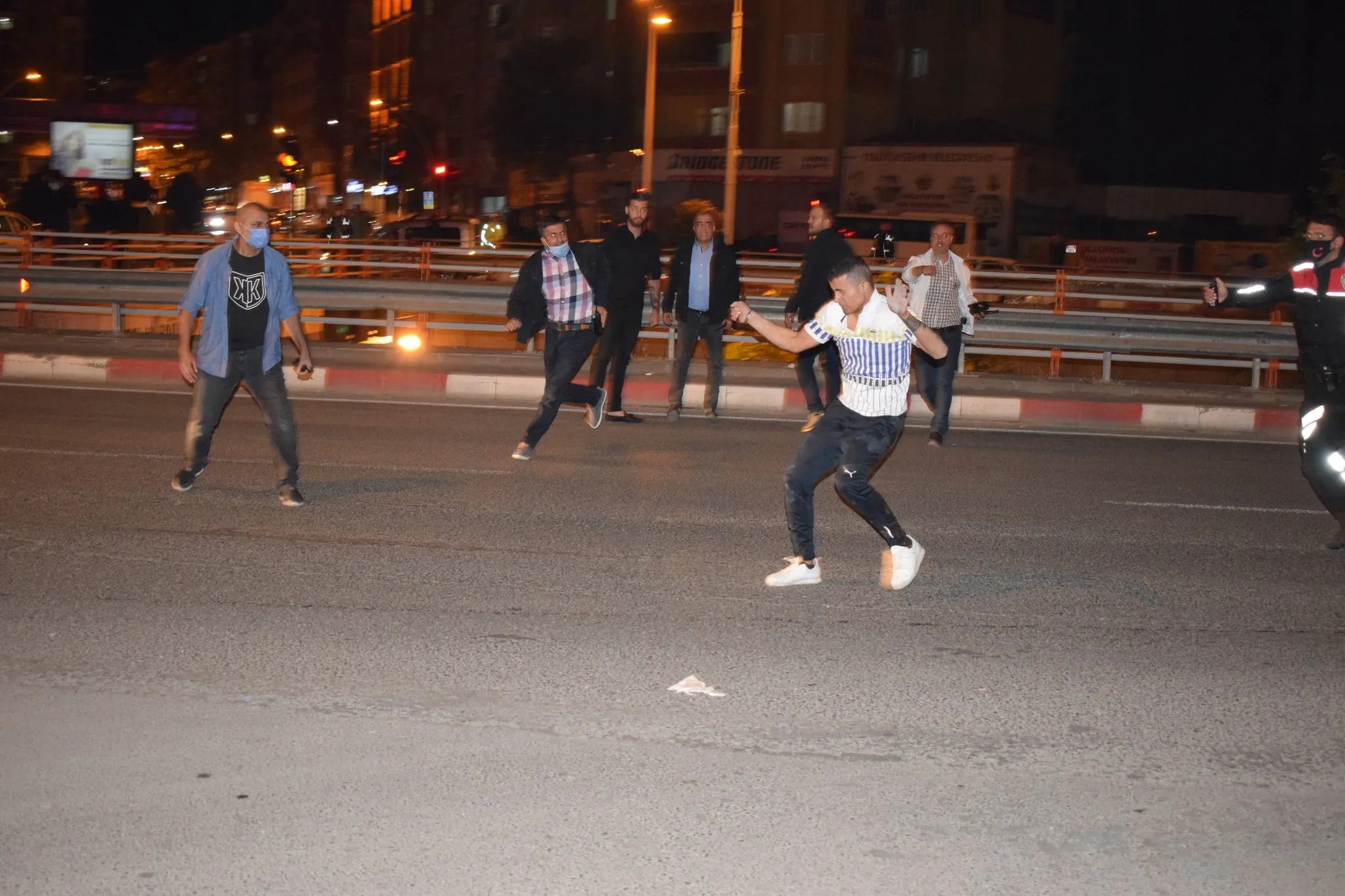 Karakola gitmemek için intihara kalkıştı, polis etkisiz hale getirdi!