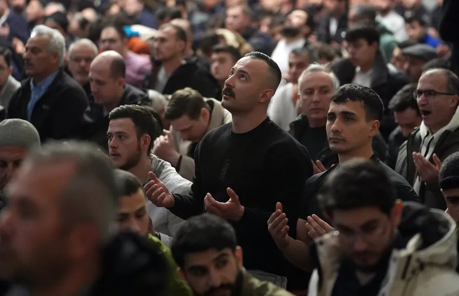 kadir-gecesinde-eller-semaya-acildi-milyonlar-huzurda-bulustu-1773687519294.jpg Kadir Gecesi'nde eller semaya açıldı: Milyonlar huzurda buluştu - 13