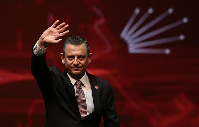 CHP kurultayında neler yaşandı? Özel’e karşı ’kaldır elini’ mesajı