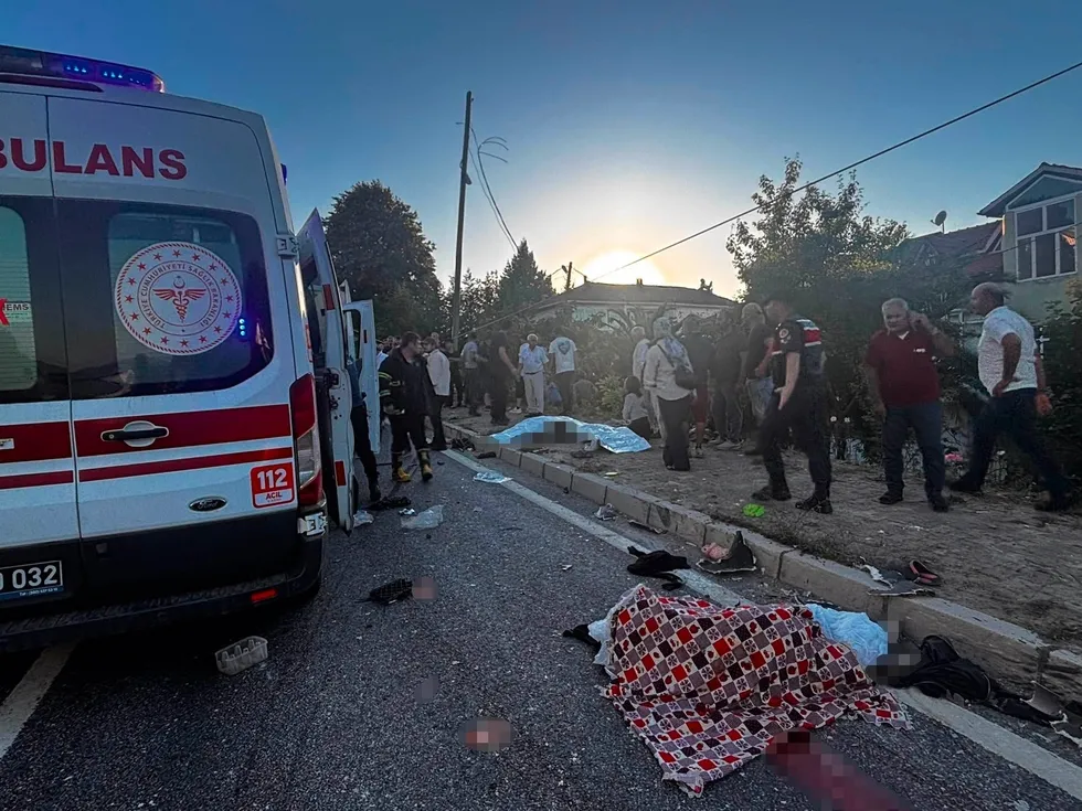 1788801793518.jpeg Düzce’de feci kaza: Tır ile “pat pat” çarpıştı! 4 ölü 8 yaralı - 2