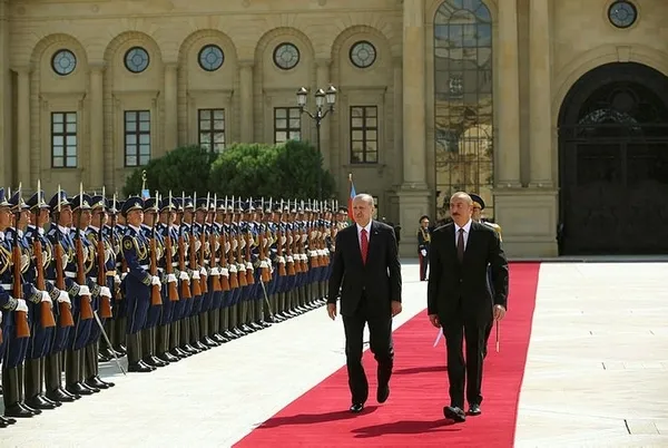 Başkan Erdoğan Azerbaycan’da resmi törenle karşılandı