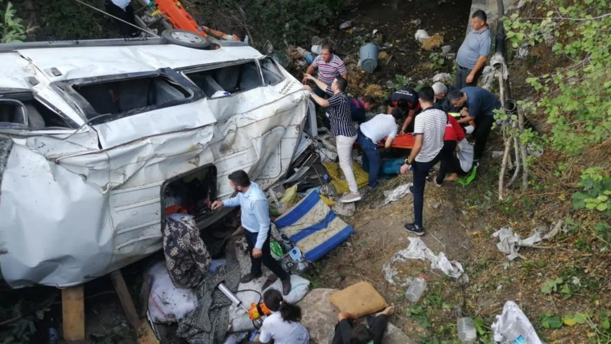 Tokat'ta minibüs dereye uçtu! 1 ölü 25 yaralı
