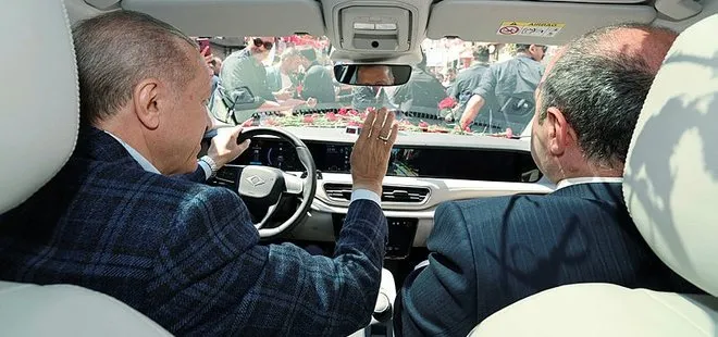 Başkan Erdoğan Gemlik’te Togg direksiyonunda! Yoğun ilgi arasında araç içi görüntülerinde eğlenceli anlar