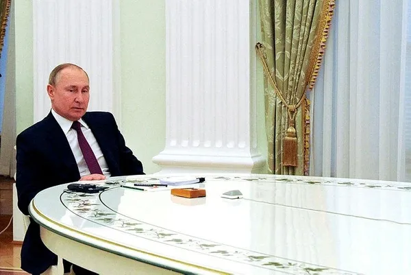 Macron’dan sonra Almanya Başbakanı Olaf Scholz dev masada! Putin’den 6 metrelik mesafe