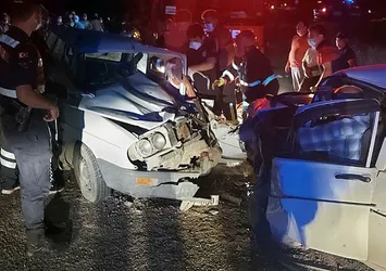 Denizli'de korkunç kaza: İki otomobilin kafa kafaya çarpışması sonucu bir kişi hayatını kaybetti dört kişi yaralandı