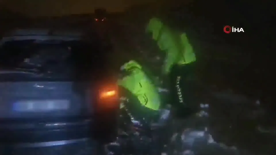 Trafik polislerinden örnek davranış