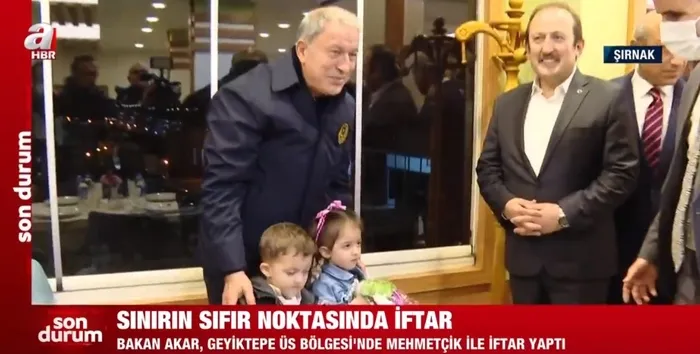 Milli Savunma Bakanı Hulusi Akar, Irak sınırının sıfır noktasında Mehmetçikle iftar yaptı