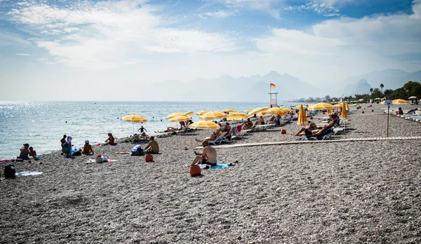 1698672146103.jpg Antalya'ya sonbahar gelmedi! Termometreler 32 dereceyi gösterdi - 1