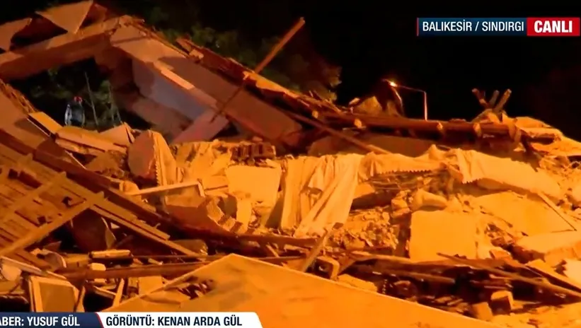 A Haber yıkılan binanın enkazı önünden aktardı! Yerimden kalkamadım depreme yakalanan vatandaş gözyaşlarıyla anlattı