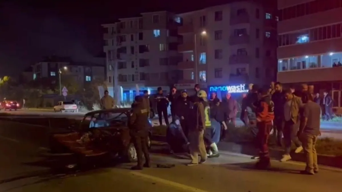 Bartın'da otomobil elektrik direğine çarptı