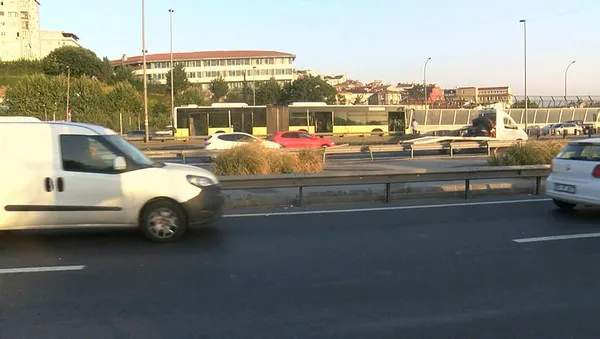 İstanbul'da Beylikdüzü-Avcılar seferini yapan metrobüse kurşun isabet etti - 1