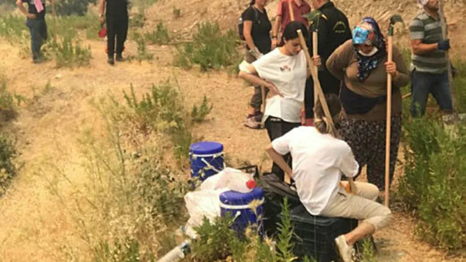 Yangın nöbetinde en ön saftalar! Halkın olağanüstü gayreti alevlere kalkan oldu