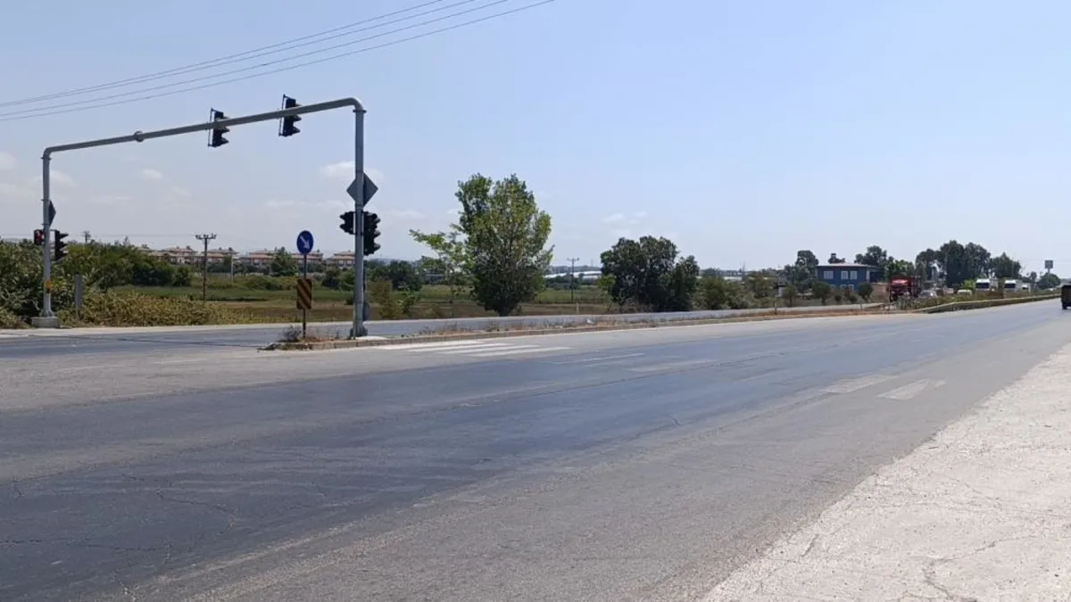 Antalya'da hatalı U dönüşü kazayı getirdi! 3 araç birbirine girdi