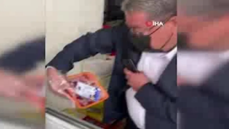 Vatandaşa yedireceklerdi! Market baskınında 200 bozuk tavuk ve 150 kilo kıyma ele geçirildi