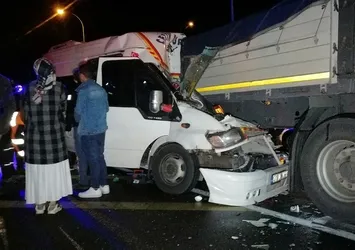 Tarım işçilerini taşıyan minibüs TIR'a çarptı
