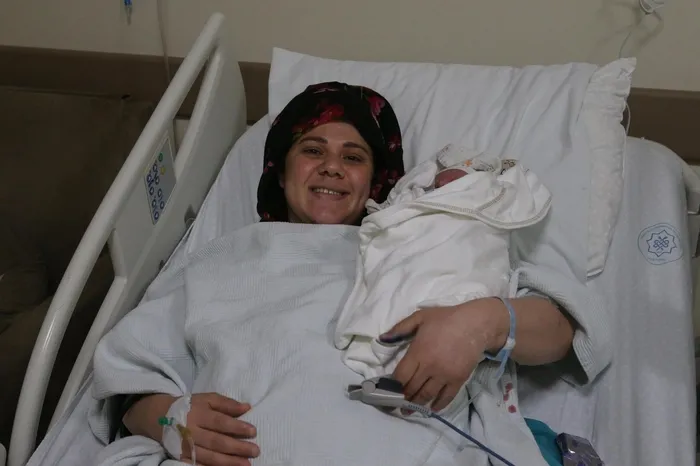 Tokat'ta yeni yılın ilk bebeği ʺGöktuğʺ annesiyle aynı gün doğdu