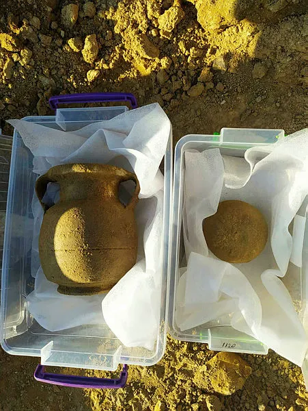 Traktörünün pulluğuna taş takıldı, lahit mezar ortaya çıktı