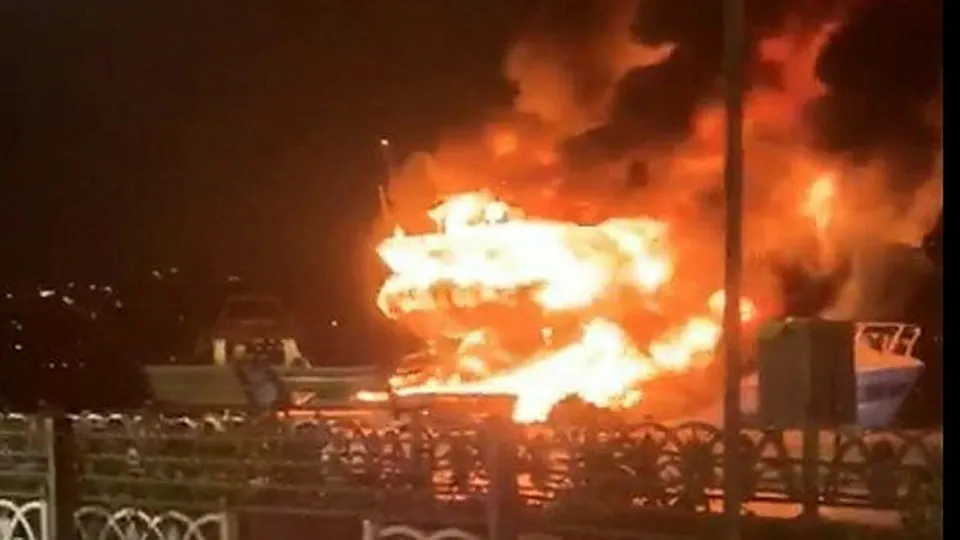 İstanbul Bebek'te korku dolu anlar! Lüks tekne alevlere teslim oldu