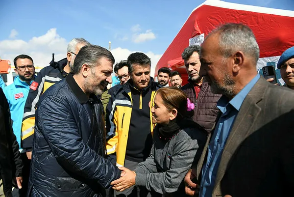 saglik-bakani-fahrettin-kocadan-sebeke-suyu-uyarisi-valilik-izin-verene-kadar-icme-suyu-olarak-kullanmayin-1677252088978.jpg Sağlık Bakanı Fahrettin Koca'dan şebeke suyu uyarısı: Valilik izin verene kadar içme suyu olarak kullanmayın