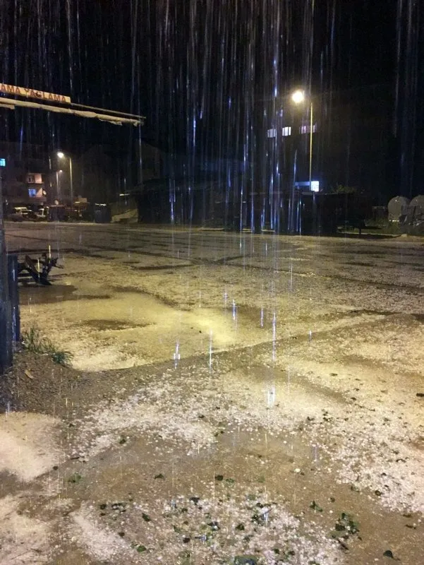 Kastamonu’ya 12 saattir dolu yağıyor