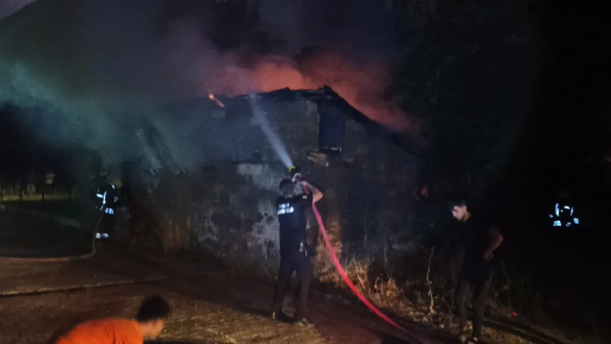 Seydişehir'de metruk depoda yangın