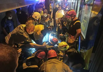 İstanbul'da tramvay ile peron arasına sıkıştı: İtfaiye ekipleri kurtardı